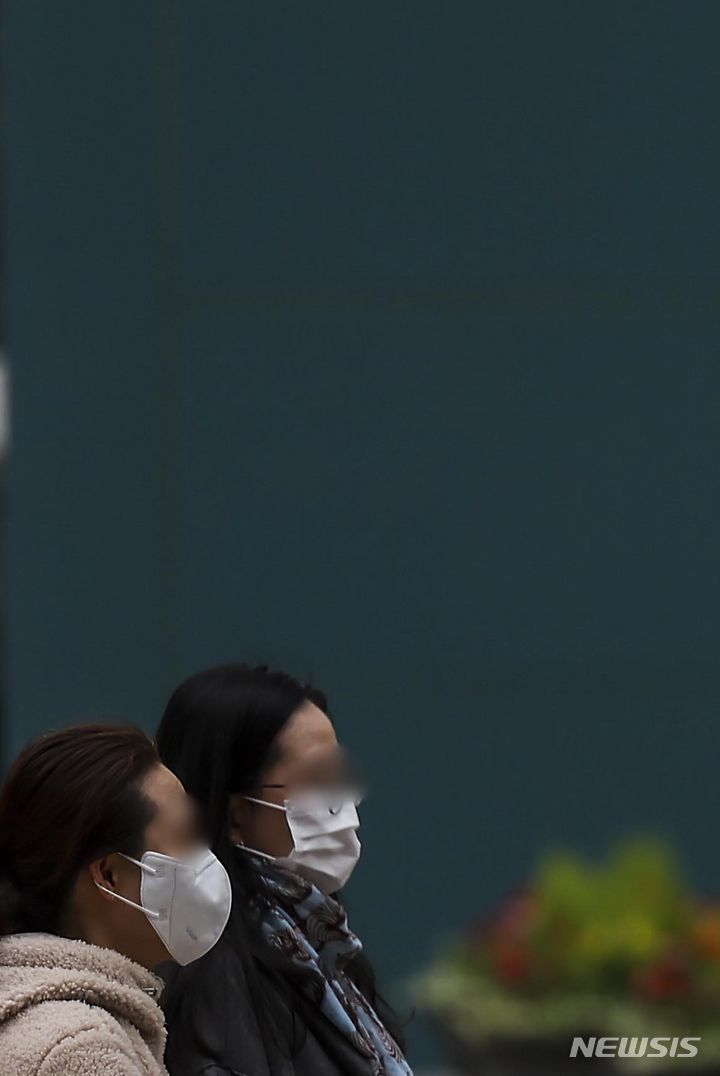 [서울=뉴시스] 정병혁 기자 = 전국 대부분의 지역에 황사와 미세먼지의 영향으로 대기질이 나쁜 가운데 29일 서울 중구 서울시청 인근에서 마스크를 쓴 시민들이 이동하고 있다. 2024.03.29. jhope@newsis.com