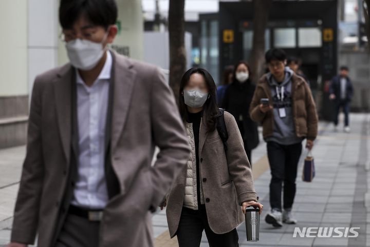 [서울=뉴시스] 정병혁 기자 = 전국 대부분의 지역에 황사와 미세먼지의 영향으로 대기질이 나쁜 가운데 29일 서울 중구 서울시청 인근에서 마스크를 쓴 시민들이 이동하고 있다. 2024.03.29. jhope@newsis.com
