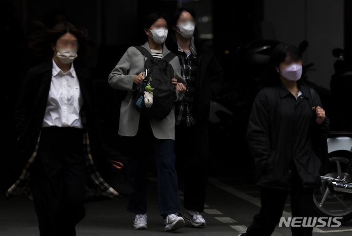 [서울=뉴시스] 정병혁 기자 = 전국 대부분의 지역에 황사와 미세먼지의 영향으로 대기질이 나쁜 가운데 29일 서울 중구 서울시청 인근에서 마스크를 쓴 시민들이 이동하고 있다. 2024.03.29. jhope@newsis.com