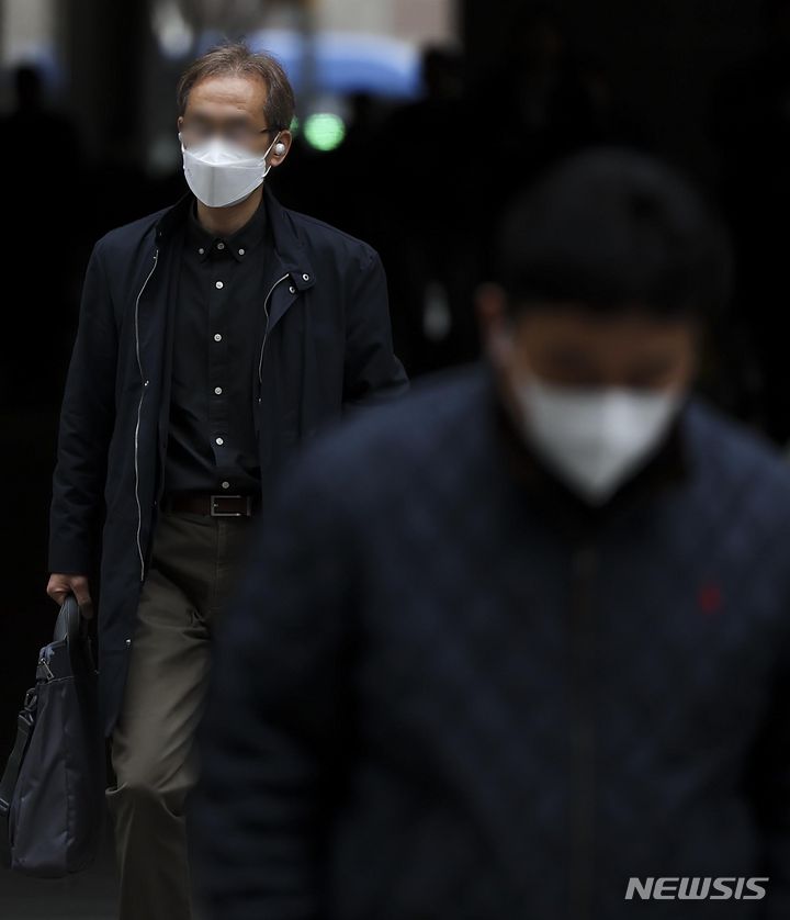[서울=뉴시스] 정병혁 기자 = 전국 대부분의 지역에 황사와 미세먼지의 영향으로 대기질이 나쁜 가운데 29일 서울 중구 서울시청 인근에서 마스크를 쓴 시민들이 이동하고 있다. 2024.03.29. jhope@newsis.com