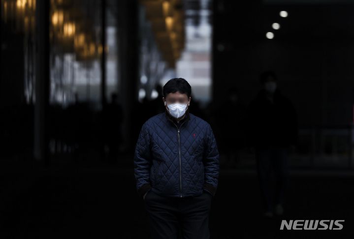 [서울=뉴시스] 정병혁 기자 = 전국 대부분의 지역에 황사와 미세먼지의 영향으로 대기질이 나쁜 가운데 29일 서울 중구 서울시청 인근에서 마스크를 쓴 시민들이 이동하고 있다. 2024.03.29. jhope@newsis.com