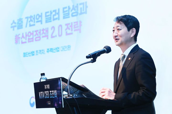 [서울=뉴시스] 안덕근 산업통상자원부 장관이 29일 오전 서울 삼성동 인터콘티넨탈호텔 하모니볼룸에서 열린 한국무역협회 CEO 조찬 강연회에 참석해 기조강연을 하고 있다. (사진=산업통상자원부 제공) 2024.03.29. photo@newsis.com *재판매 및 DB 금지