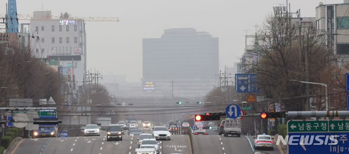 [인천=뉴시스] 전진환 기자 = 전국 대부분의 지역에 황사와 미세먼지의 영향으로 대기질이 나쁜 가운데 29일 인천 도심이 뿌옇게 보이고 있다. 2024.03.29. amin2@newsis.com