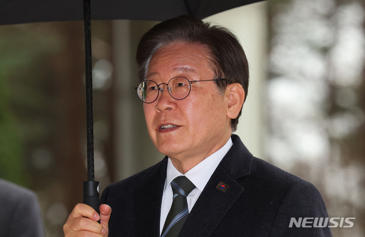 [서울=뉴시스] 최진석 기자 = 이재명 더불어민주당 대표가 29일 서울 서초구 서울중앙지법에서 열린 '대장동 배임 및 성남FC 뇌물 의혹' 관련 18차 공판에 출석하며 입장을 밝히고 있다. 2024.03.29. myjs@newsis.com