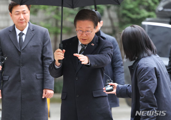 [서울=뉴시스] 최진석 기자 = 이재명 더불어민주당 대표가 29일 서울 서초구 서울중앙지법에서 열린 '대장동 배임 및 성남FC 뇌물 의혹' 관련 18차 공판에 출석하고 있다. 2024.03.29. myjs@newsis.com