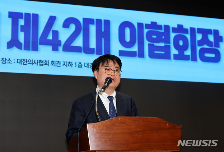 [서울=뉴시스] 김명년 기자 = 임현택 제42대 대한의사협회 회장이 29일 오전 서울 용산구 대한의사협회에서 기자회견을 하고 있다. 2024.03.29. kmn@newsis.com