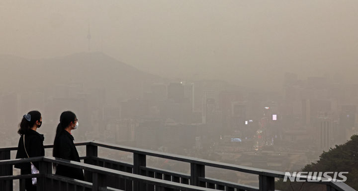 [서울=뉴시스] 김금보 기자 = 전국에 황사가 덮친 29일 오전 서울 종로구 북악산에서 바라본 서울 도심이 누렇게 보이고 있다. 2024.03.29. kgb@newsis.com