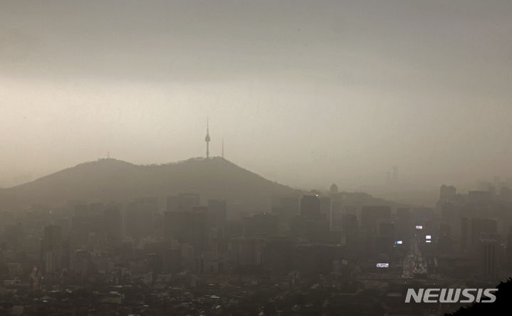 [서울=뉴시스] 김금보 기자 = 전국에 황사가 덮친 지난 29일 오전 서울 종로구 북악산에서 바라본 누런 서울 도심 위로 비구름이 드리우고 있다. 2024.03.29. kgb@newsis.com