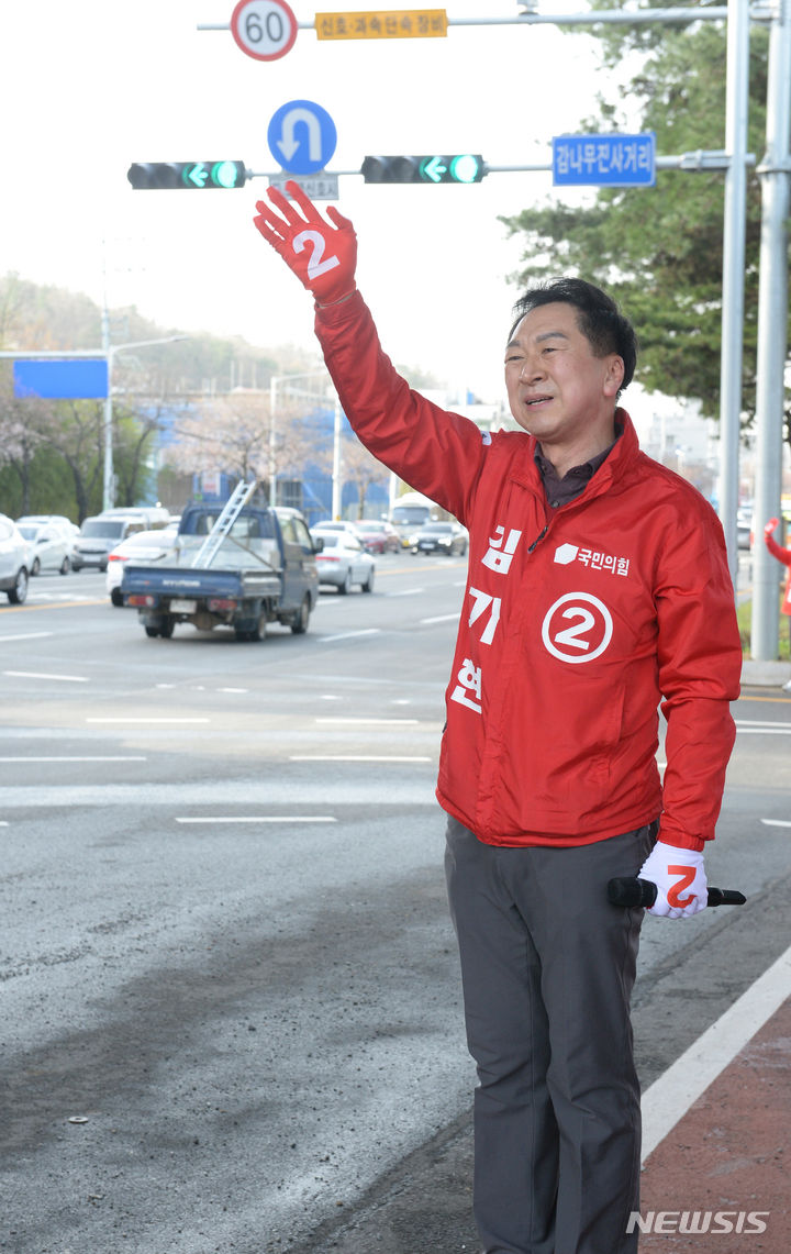 [울산=뉴시스] 배병수 기자 = 김기현 국민의힘 남구을 후보가 29일 오전 울산 남구 감나무진사거리에서 시민들에게 인사를 하고 있다. 2024.03.29. bbs@newsis.com