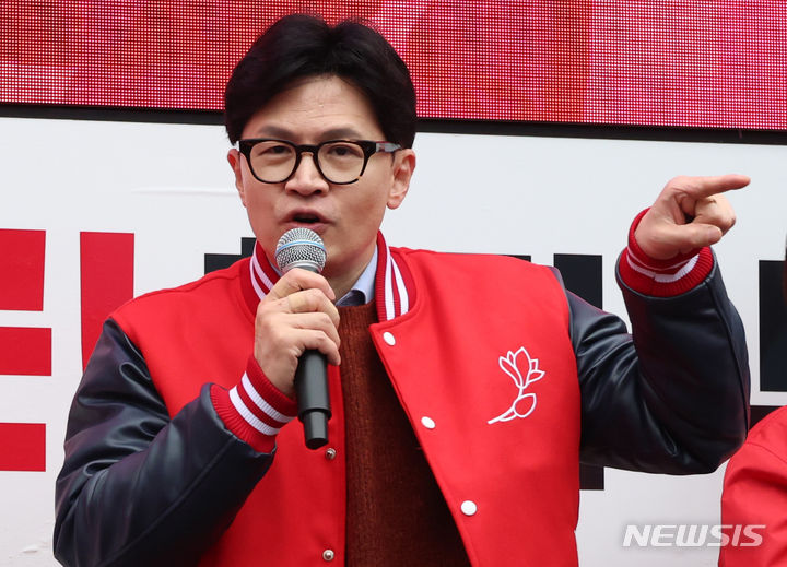 [의왕=뉴시스] 이영환 기자 = 한동훈 국민의힘 비상대책위원장이 29일 오후 경기 의왕시 부곡시장에서 최기식 의왕시과천시 후보의 지지를 호소하고 있다. 2024.03.29. 20hwan@newsis.com