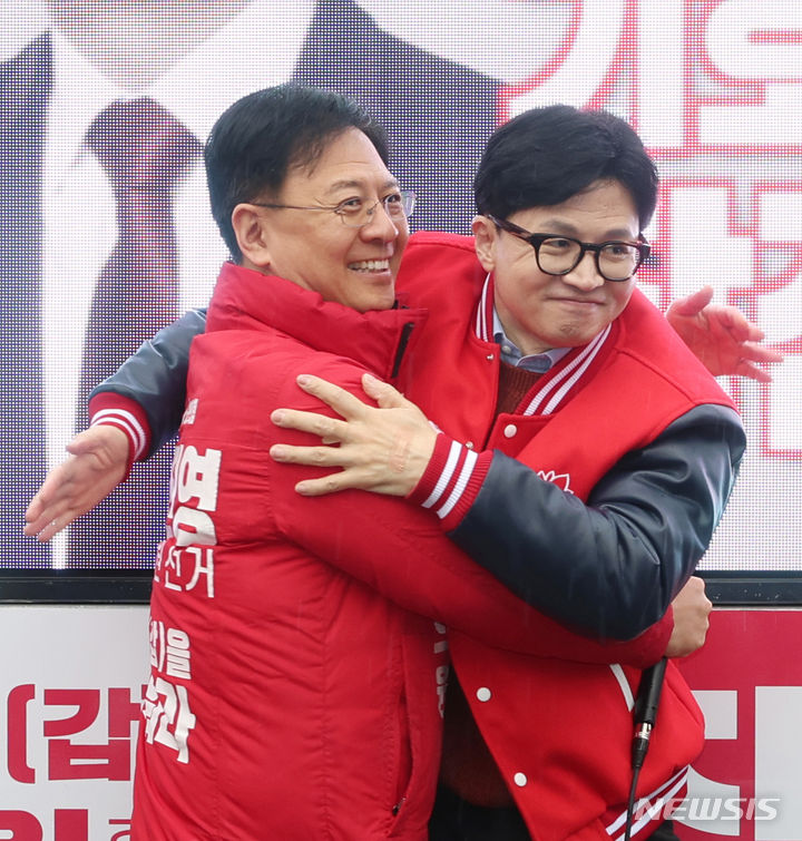 [서울=뉴시스] 이영환 기자 = 한동훈 국민의힘 비상대책위원장이 29일 오전 서울 동작구 성대시장에서 장진영 동작구갑 후보의 지지를 호소하고 있다. (공동취재) 2024.03.29. photo@newsis.com