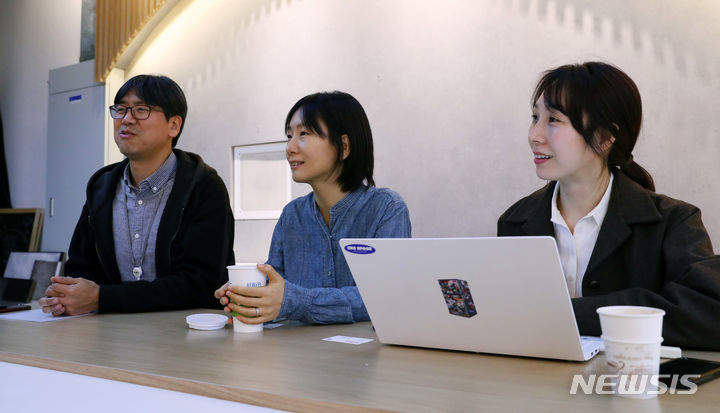 [고양=뉴시스] 김혜진 기자 = EBS 음악방송 '스페이스 공감'의 안상민 촬영감독(왼쪽부터), 김효정 작가, 황정원 PD가 지난 28일 오후 경기 고양시 일산동구 EBS에서 뉴시스와 인터뷰를 하고 있다. 2024.04.01. jini@newsis.com