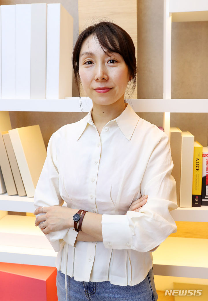 [고양=뉴시스] 김혜진 기자 = EBS 음악방송 '스페이스 공감' 연출하는 황정원 PD가 지난 28일 오후 경기 고양시 일산동구 EBS에서 뉴시스와 인터뷰에 앞서 포즈를 취하고 있다. 2024.04.01. jini@newsis.com