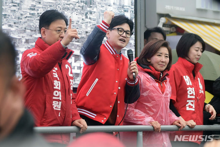 [서울=뉴시스] 이영환 기자 = 한동훈 국민의힘 비상대책위원장이 29일 오전 서울 동작구 성대시장에서 장진영 동작구갑, 나경원 동작구을 후보의 지지를 호소하고 있다. (공동취재) 2024.03.29. photo@newsis.com