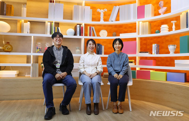 [고양=뉴시스] 김혜진 기자 = EBS 음악방송 '스페이스 공감'의 안상민 촬영감독(왼쪽부터), 황정원PD, 김효정 작가 지난 28일 오후 경기 고양시 일산동구 EBS에서 뉴시스와 인터뷰에 앞서 포즈를 취하고 있다. 2024.04.01. jini@newsis.com