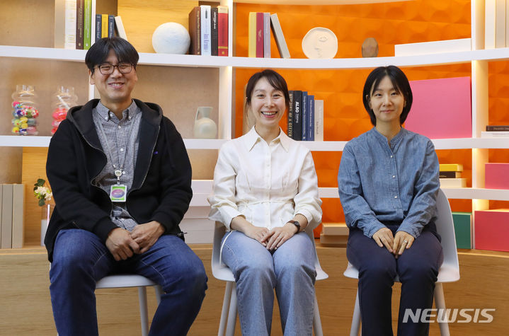 [고양=뉴시스] 김혜진 기자 = EBS 음악방송 '스페이스 공감'의 안상민 촬영감독(왼쪽부터), 황정원 PD, 김효정 작가가 지난 28일 오후 경기 고양시 일산동구 EBS에서 뉴시스와 인터뷰에 앞서 포즈를 취하고 있다. 2024.04.01. jini@newsis.com