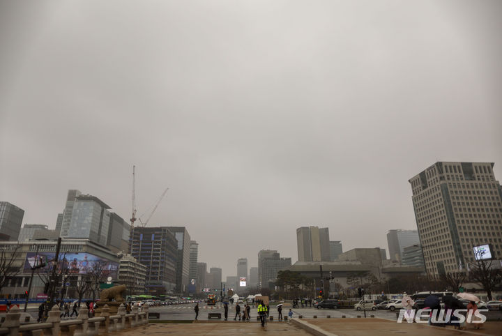 [서울=뉴시스] 정병혁 기자 = 전국 대부분의 지역에 황사와 미세먼지의 영향으로 대기질이 나쁜 가운데 지난달 29일 서울 종로구 경복궁에서 바라본 도심이 뿌옇다. 2024.03.29. jhope@newsis.com
