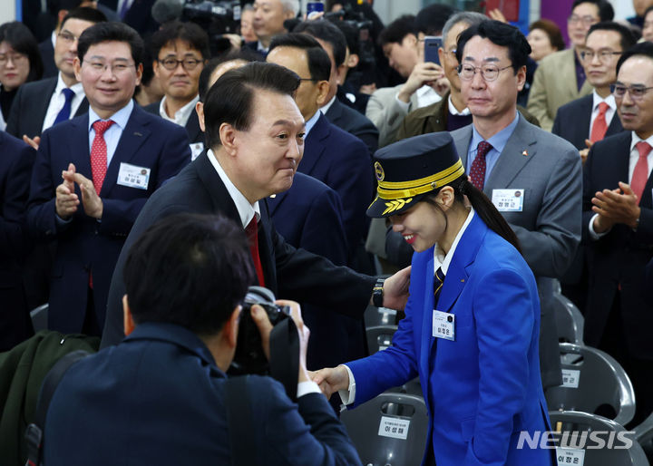 [서울=뉴시스] 전신 기자 = 윤석열 대통령이 29일 서울 강남구 수서역에서 열린 GTX-A 개통 기념식에서 참석자들과 인사하고 있다. 2024.03.29. photo1006@newsis.com