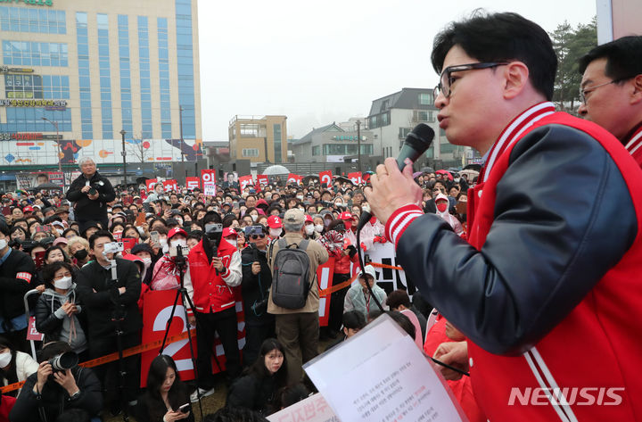 [안양=뉴시스] 이영환 기자 = 한동훈 국민의힘 비상대책위원장이 29일 오후 경기 안양시 삼덕공원 인근에서 열린 집중유세에서 최돈익 만안구, 임재훈 동안구갑, 심재철 동안구을 후보의 지지를 호소하고 있다. (공동취재) 2024.03.29. photo@newsis.com