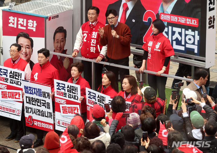 [군포=뉴시스] 이영환 기자 = 한동훈 국민의힘 비상대책위원장이 29일 오후 경기 군포시 산본로데오거리에서 최진학 군포시 후보의 지지를 호소하고 있다. 2024.03.29. 20hwan@newsis.com