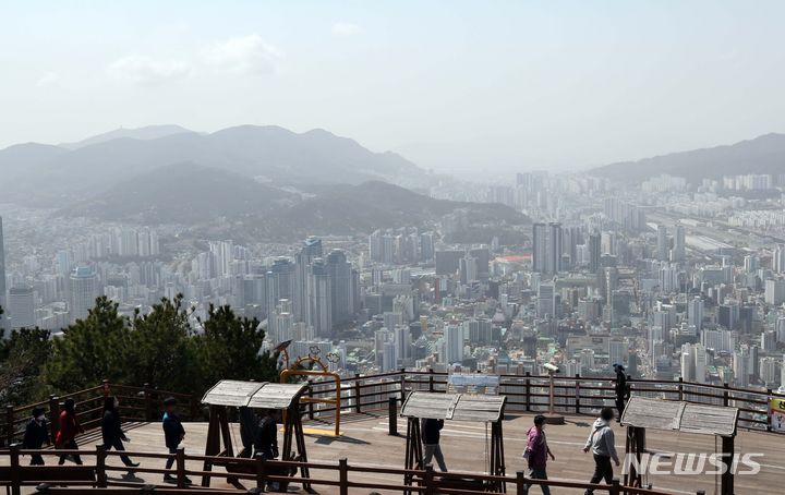 [부산=뉴시스] 하경민 기자 = 황사의 영향으로 부산 전 지역에 '미세먼지(PM-10) 주의보'가 발령된 29일 부산 황령산전망대를 찾은 시민들이 뿌옇게 변한 도심을 둘러보고 있다. 2024.03.29. yulnetphoto@newsis.com