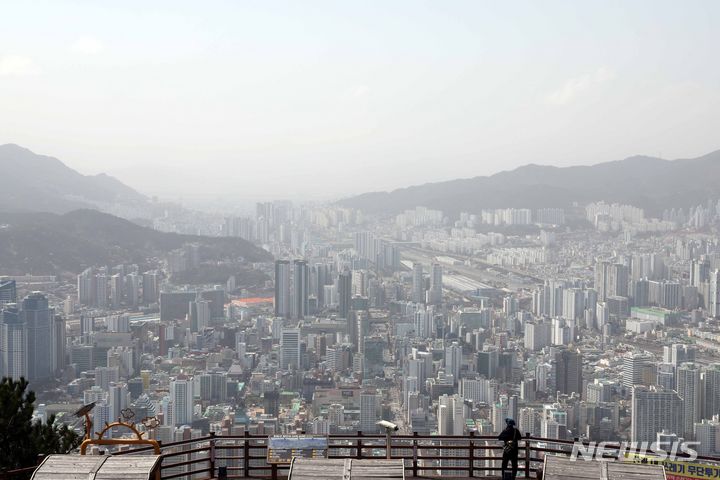 [부산=뉴시스] 하경민 기자 = 황사의 영향으로 부산 전 지역에 '미세먼지(PM-10) 주의보'가 발령된 29일 부산 황령산전망대를 찾은 시민들이 뿌옇게 변한 도심을 둘러보고 있다. 2024.03.29. yulnetphoto@newsis.com