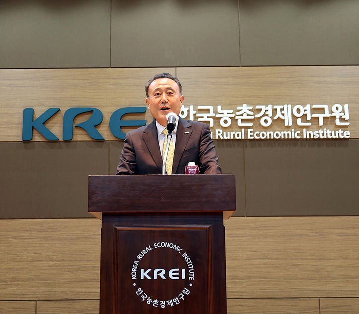 [나주=뉴시스] 한두봉 한국농촌경구원장이 29일 나주 본원에서 열린 개원 46주년 기념식에서 기념사를 하고 있다. (사진=농촌경제연구원 제공) 2024.03.29. photo@newsis.com *재판매 및 DB 금지