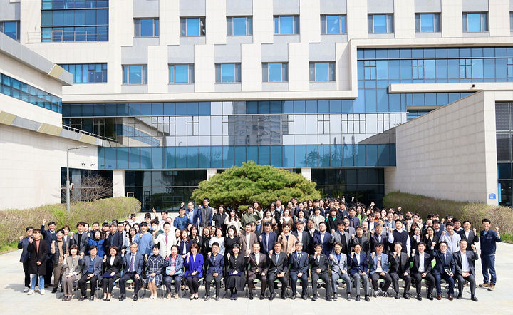 [나주=뉴시스] 오는 4월 1일 개원 46주년을 맞는 한국농촌경제연구원 직원들이 29일 나주 본원에서 기념식을 하고 단체 기념촬영을 하고 있다. (사진=농촌경제연구원 제공) 2024.03.29. photo@newsis.com *재판매 및 DB 금지