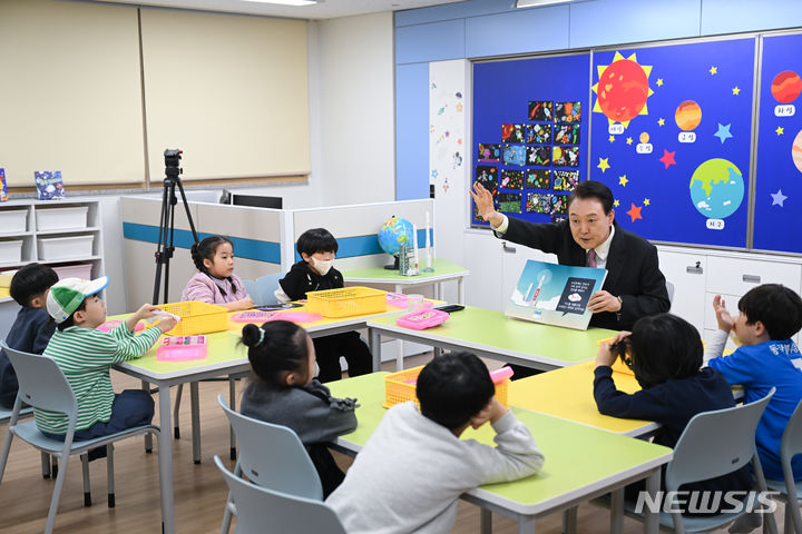 [서울=뉴시스] 윤석열 대통령이 29일 경기도 화성 아인초등학교에서 늘봄학교 초1 맞춤형 프로그램이 진행 중인 교실을 방문해 학생들과 누리호 발사 영상을 함께 시청한 뒤 '누리호의 우주 도전' 책을 읽어주고 있다. (사진=대통령실 제공) 2024.03.29. photo@newsis.com *재판매 및 DB 금지