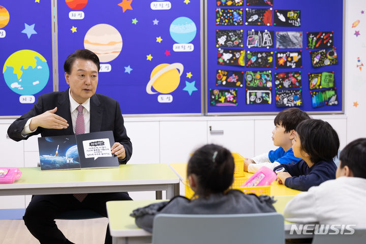 [서울=뉴시스] 윤석열 대통령이 29일 경기도 화성 아인초등학교에서 늘봄학교 초1 맞춤형 프로그램이 진행 중인 교실을 방문해 학생들과 누리호 발사 영상을 함께 시청한 뒤 '누리호의 우주 도전' 책을 읽어주고 있다. (사진=대통령실 제공) 2024.03.29. photo@newsis.com *재판매 및 DB 금지