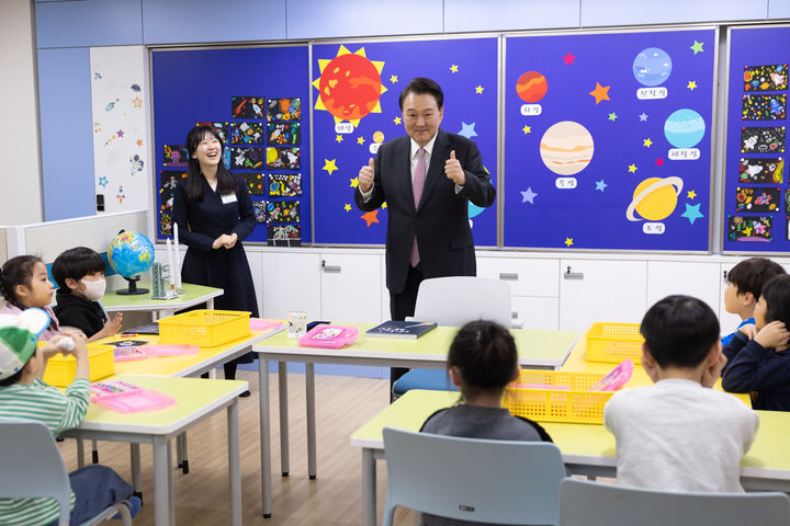 [서울=뉴시스] 윤석열 대통령이 지난달 29일 경기도 화성 아인초등학교에서 늘봄학교 초1 맞춤형 프로그램이 진행 중인 교실을 방문해 학생들과 인사하고 있다. (사진=대통령실 제공) 2024.04.03. photo@newsis.com *재판매 및 DB 금지