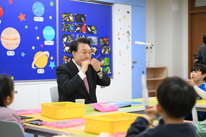 [서울=뉴시스] 윤석열 대통령이 29일 경기도 화성 아인초등학교에서 늘봄학교 초1 맞춤형 프로그램이 진행 중인 교실을 방문해 직접 조립한 누리호 발사체 모형을 날려보고 있다. (사진=대통령실 제공) 2024.03.29. photo@newsis.com *재판매 및 DB 금지