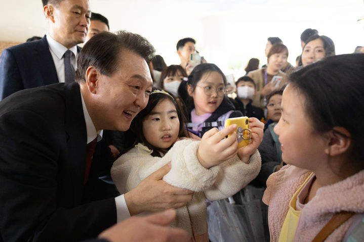 [서울=뉴시스] 윤석열 대통령이 29일 경기도 화성 아인초등학교를 방문해 학생들과 기념촬영하고 있다. (사진=대통령실 제공) 2024.03.29. photo@newsis.com *재판매 및 DB 금지