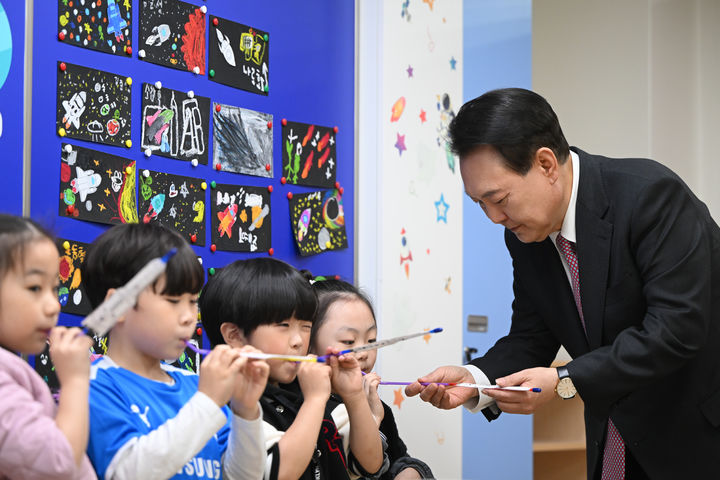 [서울=뉴시스] 윤석열 대통령이 29일 경기도 화성 아인초등학교에서 늘봄학교 초1 맞춤형 프로그램이 진행 중인 교실을 방문해 학생들과 함께 누리호 발사체 모형을 날려보고 있다. (사진=대통령실 제공) 2024.03.29. photo@newsis.com *재판매 및 DB 금지