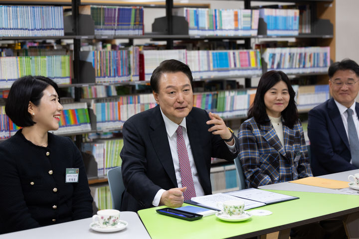 [서울=뉴시스] 윤석열 대통령이 29일 경기도 화성 아인초등학교를 방문해 교장, 늘봄 전담 인력, 교사, 늘봄 강사 등과 간담회를 하고 있다. (사진=대통령실 제공) 2024.03.29. photo@newsis.com *재판매 및 DB 금지