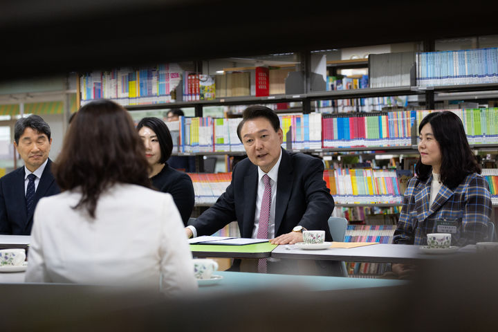 [서울=뉴시스] 윤석열 대통령이 29일 경기도 화성 아인초등학교를 방문해 교장, 늘봄 전담 인력, 교사, 늘봄 강사 등과 간담회를 하고 있다. (사진=대통령실 제공) 2024.03.29. photo@newsis.com *재판매 및 DB 금지