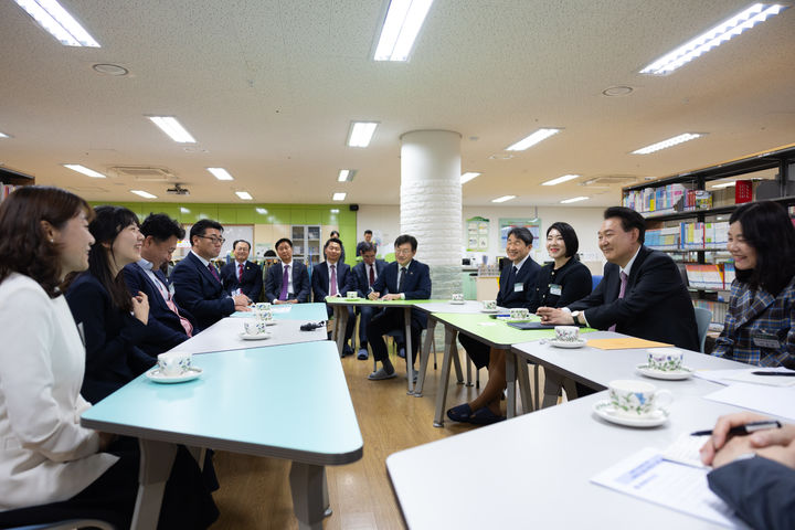 [서울=뉴시스] 윤석열 대통령이 29일 경기도 화성 아인초등학교를 방문해 교장, 늘봄 전담 인력, 교사, 늘봄 강사 등과 간담회를 하고 있다. (사진=대통령실 제공) 2024.03.29. photo@newsis.com *재판매 및 DB 금지