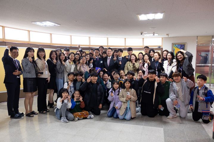 [서울=뉴시스] 윤석열 대통령이 29일 경기도 화성 아인초등학교를 방문해 학생, 학부모, 교직원들과 기념촬영하고 있다. (사진=대통령실 제공) 2024.03.29. photo@newsis.com *재판매 및 DB 금지