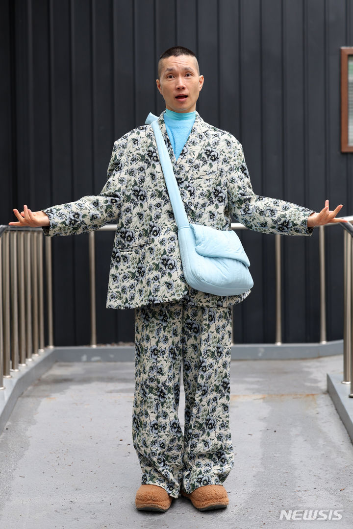 [서울=뉴시스] 박진희 기자 = 드래그 아티스트 모어(본명 모지민)가 지난달 28일 서울 종로구 한 카페에서 인터뷰를 하고 있다. '드래그(Drag)'란 성별 이분법적 틀을 벗어나 과장된 의상과 메이크업 등을 통해 젠더 특성을 공연의 형식으로 풀어내는 예술 행위를 가리킨다. 일반적으로는 스스로의 성별과 다른 성별의 특성을 과장되게 재현한다. 2024.04.06. pak7130@newsis.com