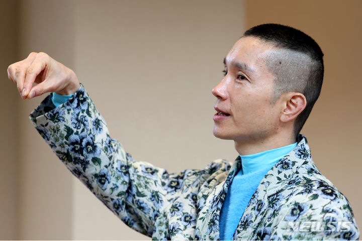 [서울=뉴시스] 박진희 기자 = 드래그 아티스트 모어(본명 모지민)가 지난달 28일 서울 종로구 한 카페에서 인터뷰를 하고 있다. '드래그(Drag)'란 성별 이분법적 틀을 벗어나 과장된 의상과 메이크업 등을 통해 젠더 특성을 공연의 형식으로 풀어내는 예술 행위를 가리킨다. 일반적으로는 스스로의 성별과 다른 성별의 특성을 과장되게 재현한다. 2024.04.06. pak7130@newsis.com