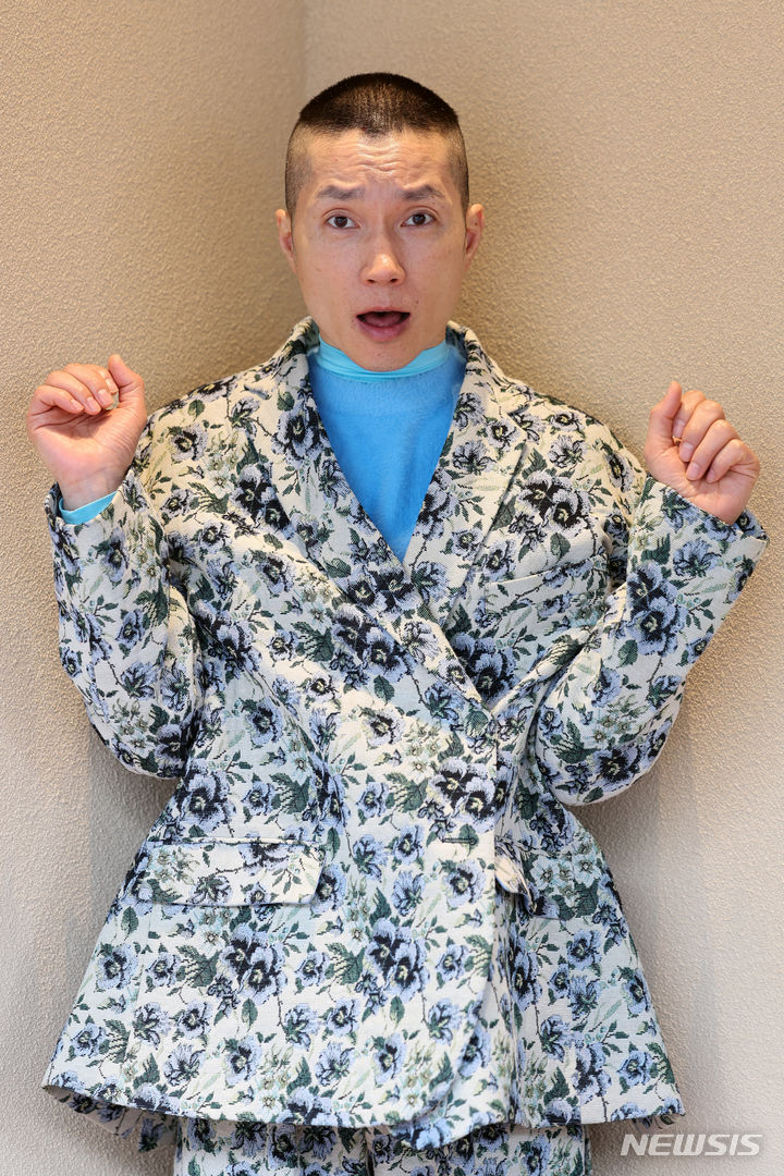 [서울=뉴시스] 박진희 기자 = 드래그 아티스트 모어(본명 모지민)가 지난달 28일 서울 종로구 한 카페에서 인터뷰를 하고 있다. '드래그(Drag)'란 성별 이분법적 틀을 벗어나 과장된 의상과 메이크업 등을 통해 젠더 특성을 공연의 형식으로 풀어내는 예술 행위를 가리킨다. 일반적으로는 스스로의 성별과 다른 성별의 특성을 과장되게 재현한다. 2024.04.06. pak7130@newsis.com