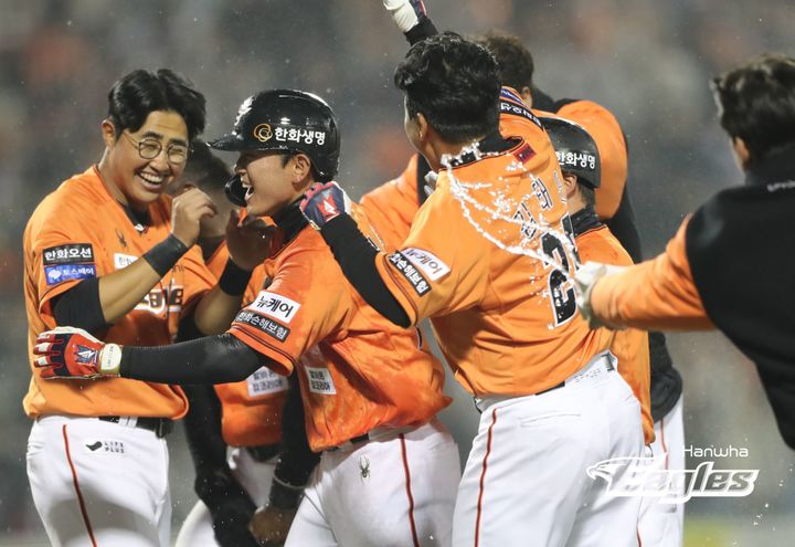 [서울=뉴시스] 황준선 기자 = 29일 대전 한화생명이글스파크에서 열린 2024 신한은행 SOL KBO리그 kt위즈와 한화이글스의 경기, 9회말 2사 2루 상황 한화이글스 임종찬이 끝내기 안타를 친 뒤 동료들과 기뻐하고 있다. (사진=한화이글스 제공) 2024.03.29. photo@newsis.com *재판매 및 DB 금지