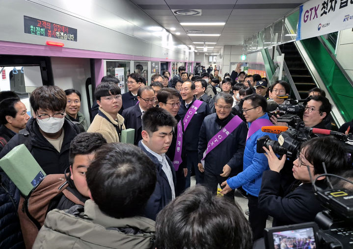 [서울=뉴시스] 박상우 국토교통부 장관과 이성해 국가철도공단 이사장이 30일 오전 5시30분 동탄역을 출발한 GTX-A 열차를 타고 같은날 오전 5시50분 수서역에 도착하고 있다. 2024.03.30. mania@newsis.com *재판매 및 DB 금지