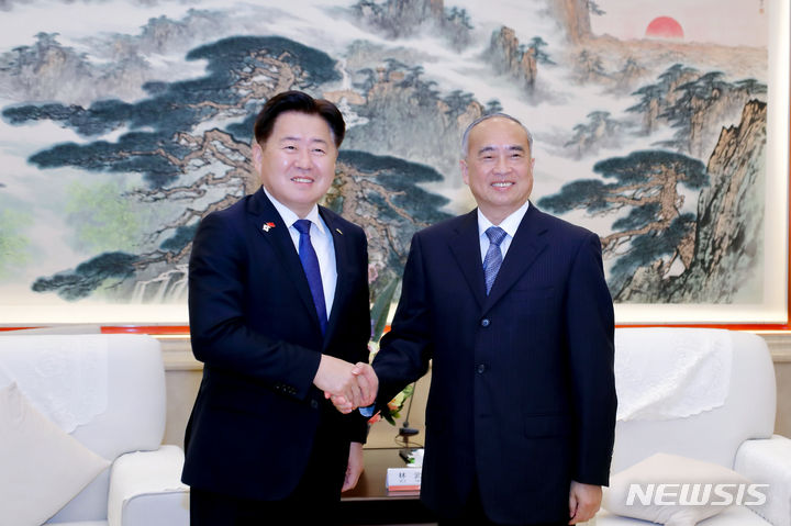 [제주=뉴시스] 오영훈 제주지사와 린우(오른쪽·산둥성 서열 1위·부총리급) 서기가 지난 29일 중국 산둥성 산둥호텔에서 진행된 면담에 앞서 기념촬영하고 있다. (사진=제주도 제공) 2024.03.30. photo@newsis.com *재판매 및 DB 금지