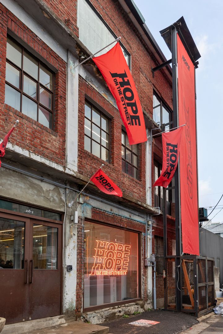 [서울=뉴시스] 방탄소년단 제이홉 'HOPE ON THE STREET' POP-UP 현장. (사진 = 빅히트 뮤직 제공) 2024.03.30. photo@newsis.com *재판매 및 DB 금지