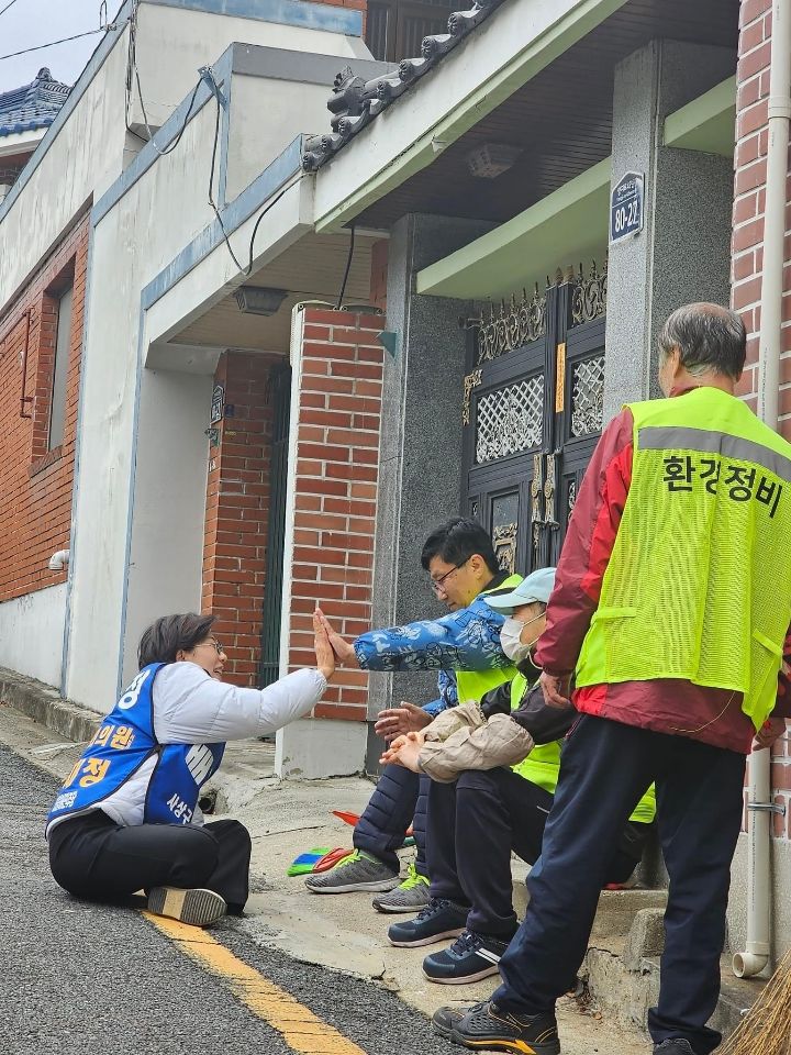 [부산=뉴시스] 더불어민주당 배재정 사상구 후보가 노동자들과 이야기를 하고 있다. (사진=배재정 후보 캠프 제공) 2024.03.30. photo@newsis.com *재판매 및 DB 금지