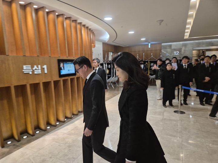 [사진=뉴시스] 이재용 회장의 동생인 이서현 삼성물산 사장이 30일 오후 4시 35분쯤 남편인 김재열 삼성글로벌리서치 사장과 함께 고 조석래 효성 명예회장 빈소로 들어서고 있다. (사진=공동취재단) 2024.03.30 photo@newsis.com *재판매 및 DB 금지
