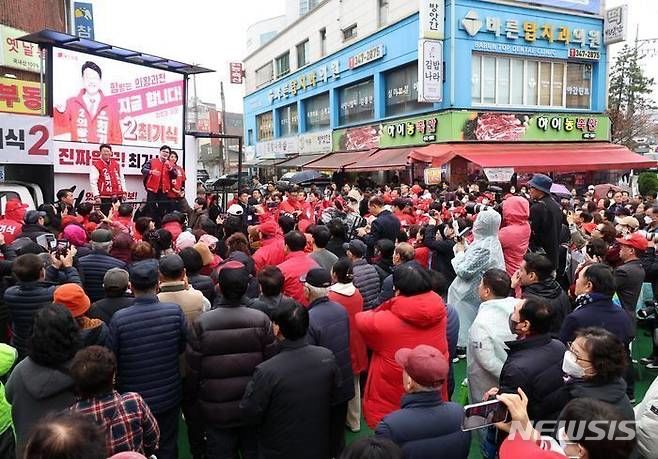 한동훈 국민의힘 비상대책위원장이 29일 오후 경기 의왕시 부곡시장에서 최기식 의왕과천 후보의 지지를 호소하고 있다. ⓒ뉴시스