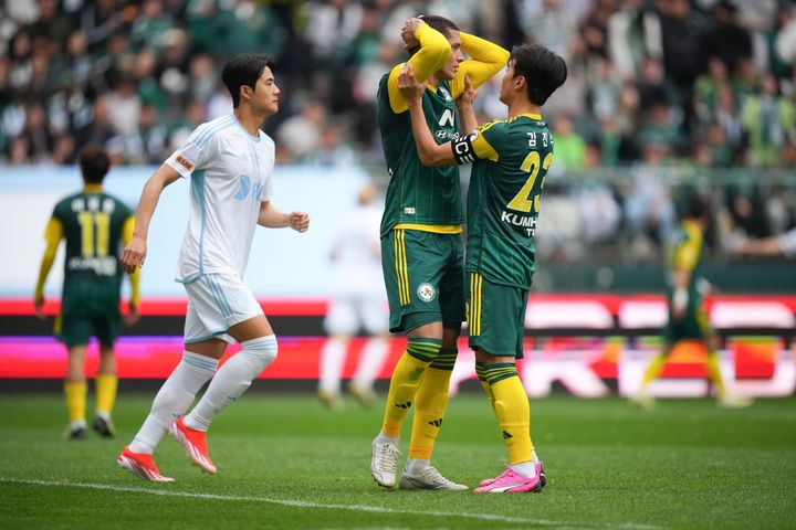 [서울=뉴시스]K리그1 전북 김진수와 티아고(왼쪽). (사진=프로축구연맹 제공)