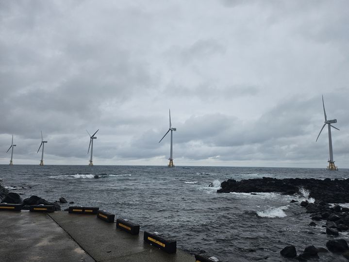 [제주=뉴시스] 이승주 기자 = 제주 한경면 두모리부터 금등리에 위치한 탐라해상풍력. 2024.03.28 joo47@newsis.com *재판매 및 DB 금지